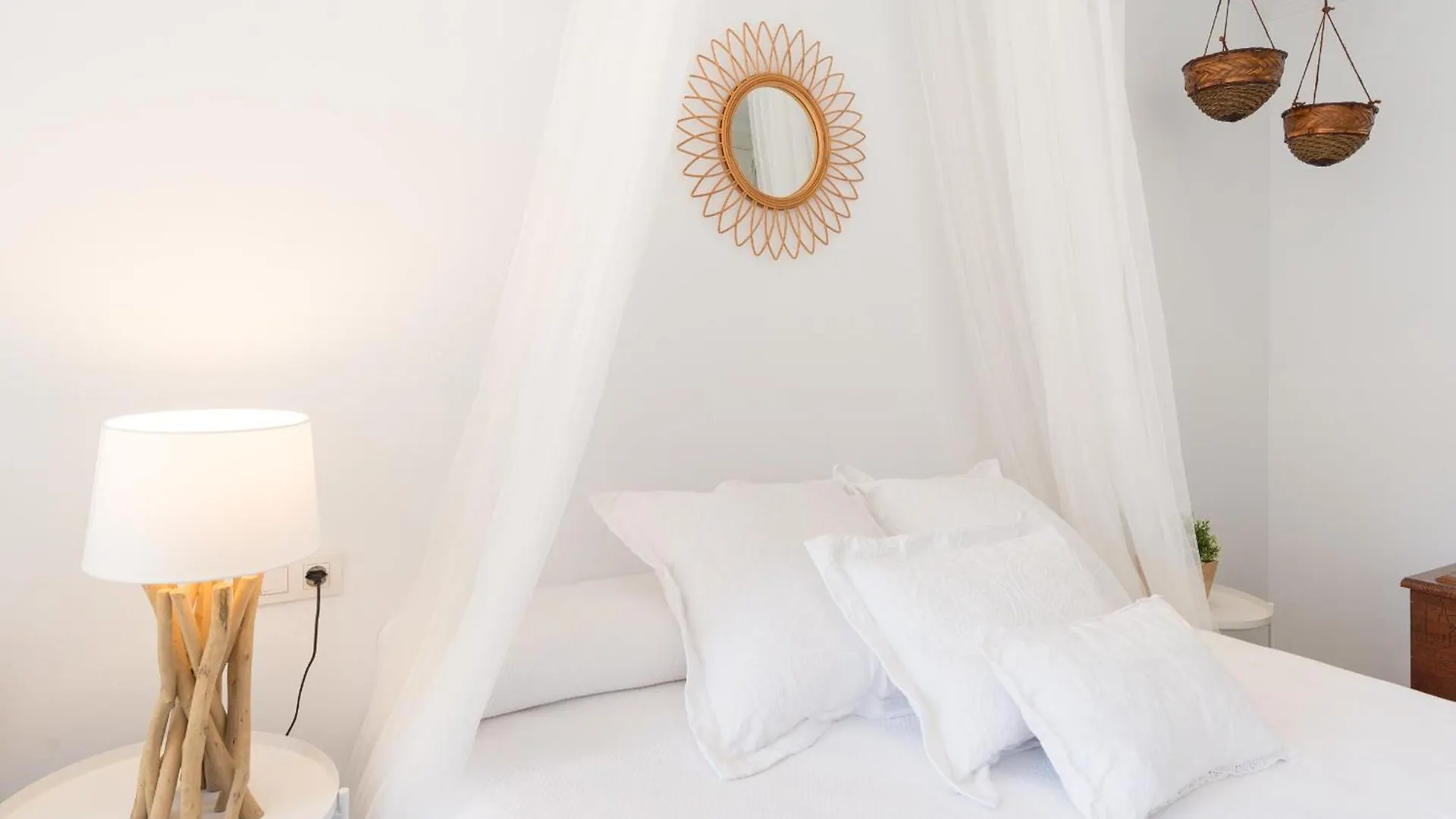 Apartment Boho Chic- Beachfront - Free Bikes - Salt Water Pool Torremolinos